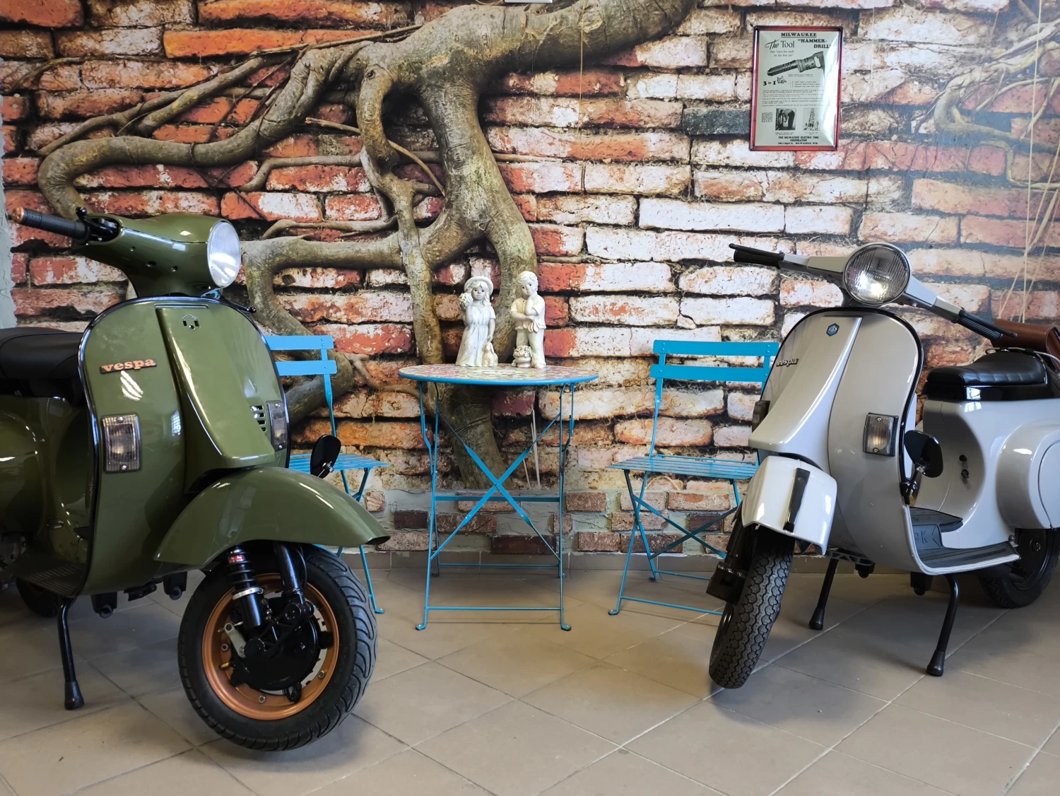 Stühle und Roller von Backyard Scooters